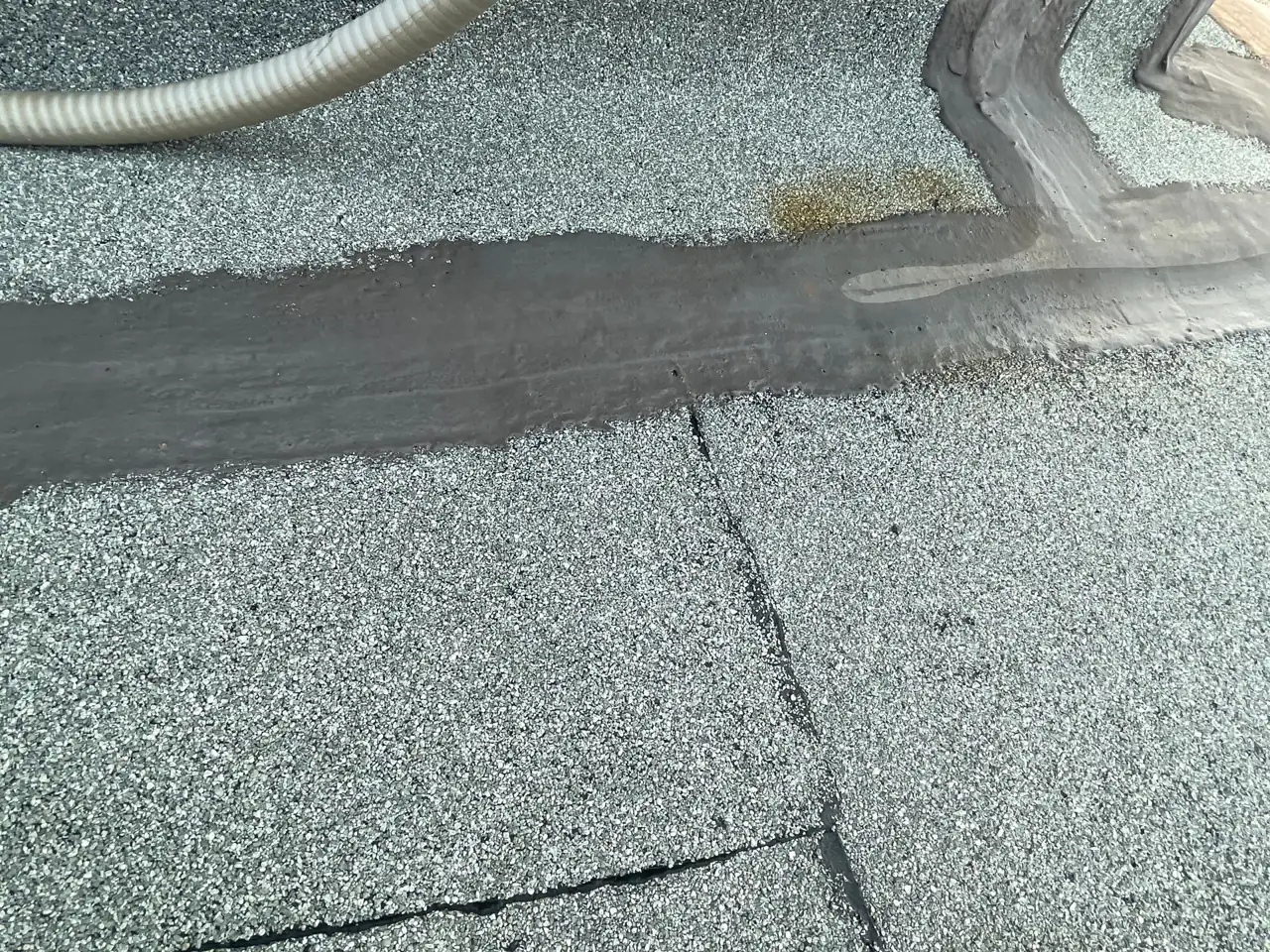 Sealing a leak point on the flat roof